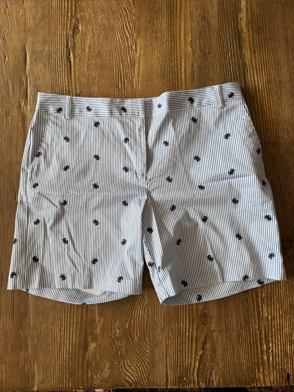 Izod White with Navy Pinstripe Crab printed Shorts